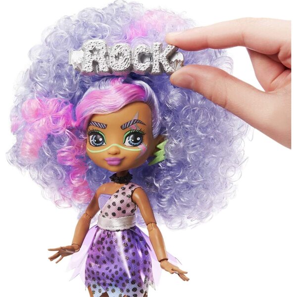 Bambola Cave Club Bashley Dino Rockin' Party con 10 accessori, capelli viola e outfit preistorico