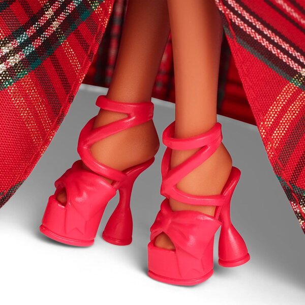 Barbie Holiday 2024 con abito rosso festivo e gonna scozzese da collezione
