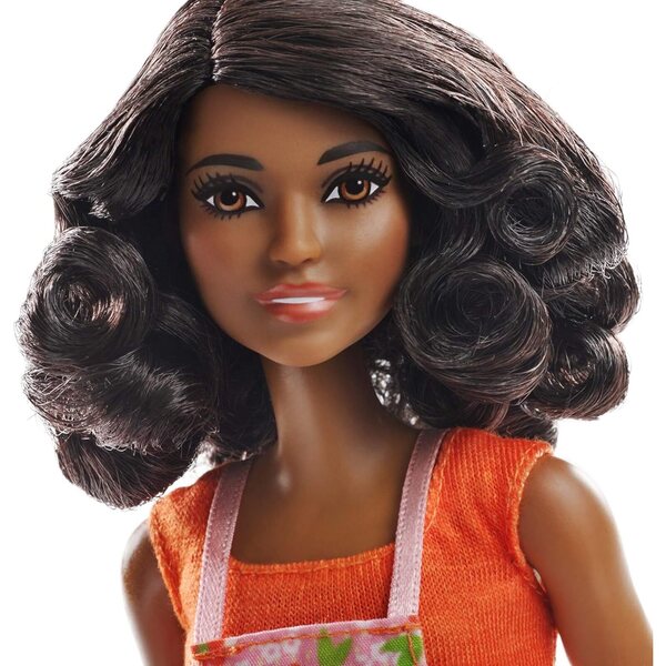 Barbie Sweet Orchard Farm Bambola con cappello e annaffiatoio, capelli neri
