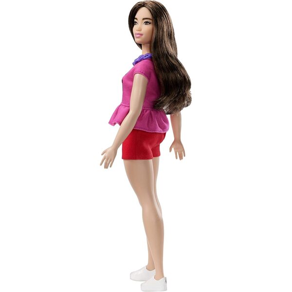 Kurvige Barbie-Fashionistas mit rosa Rüschenoberteil und roten Shorts – einzigartiger Stil und Persönlichkeit