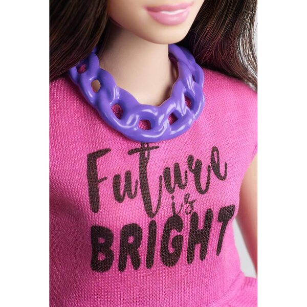 Kurvige Barbie-Fashionistas mit rosa Rüschenoberteil und roten Shorts – einzigartiger Stil und Persönlichkeit