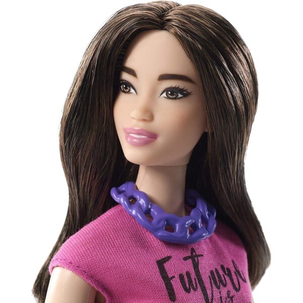 Kurvige Barbie-Fashionistas mit rosa Rüschenoberteil und roten Shorts – einzigartiger Stil und Persönlichkeit