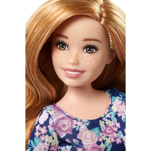 Barbie Babysitter mit Popcorn und 5 thematischen Accessoires – Mattel-Kreativspiel