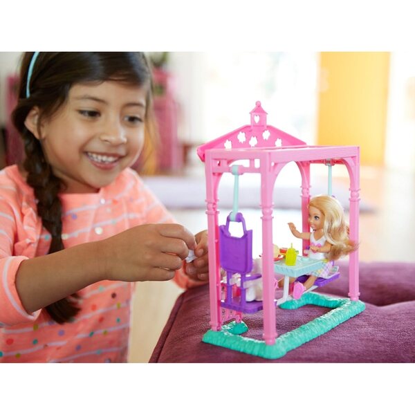 Barbie Club Chelsea con Coniglietto e Gazebo per Picnic - Playset Gioco All'aperto