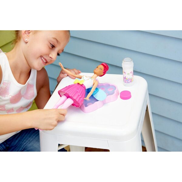 Barbie Magic Bubble Fairy mit Schmetterlingsflügeln, die Seifenblasen erzeugen