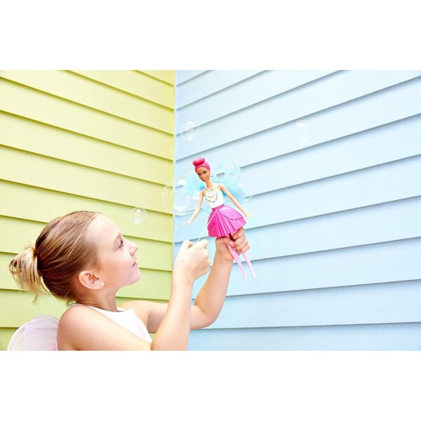 Barbie Magic Bubble Fairy mit Schmetterlingsflügeln, die Seifenblasen erzeugen