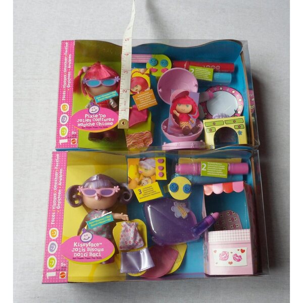 Kissyface-Puppe von Mattel mit Markern, Schablonen und Zubehör zum Zeichnen des Gesichts