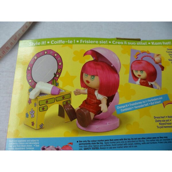 Kissyface-Puppe von Mattel mit Markern, Schablonen und Zubehör zum Zeichnen des Gesichts