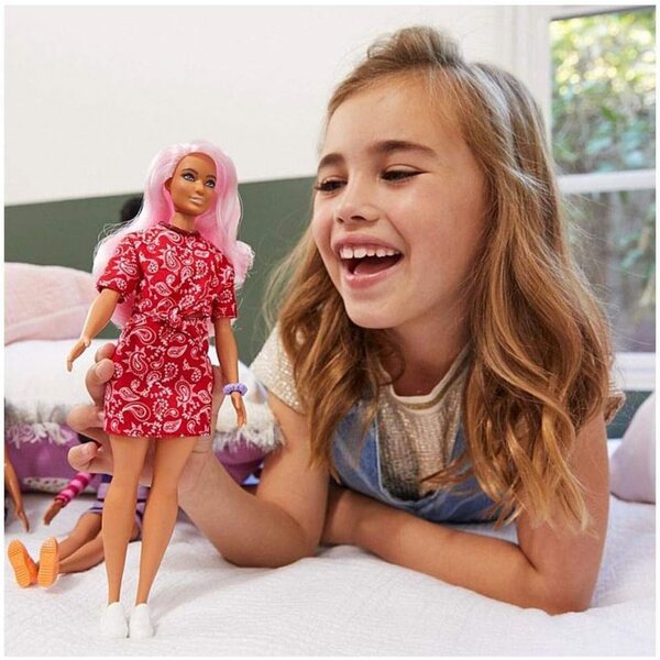 Barbie Fashionistas con Capelli Rosa, Top e Gonna Rossi, Sneakers e Braccialetto, Età 3+