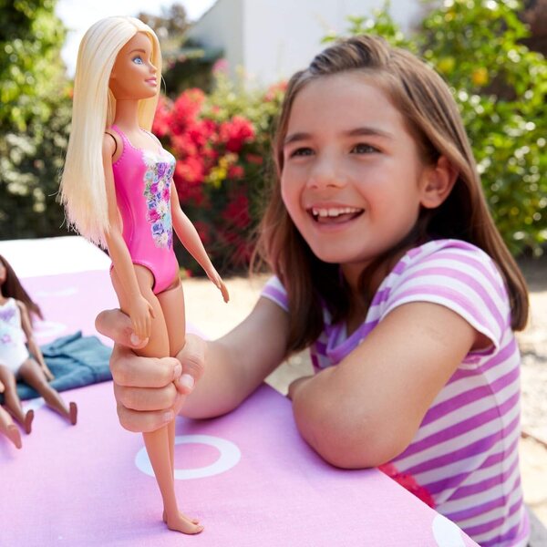 Barbie Beach con Costume Intero Rosa - Perfetta per Divertimento Estivo