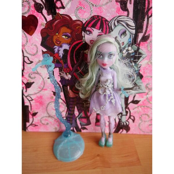 Bambola Monster High Twyla Haunted Getting Ghostly con accessori e supporto