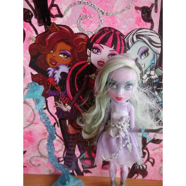 Bambola Monster High Twyla Haunted Getting Ghostly con accessori e supporto