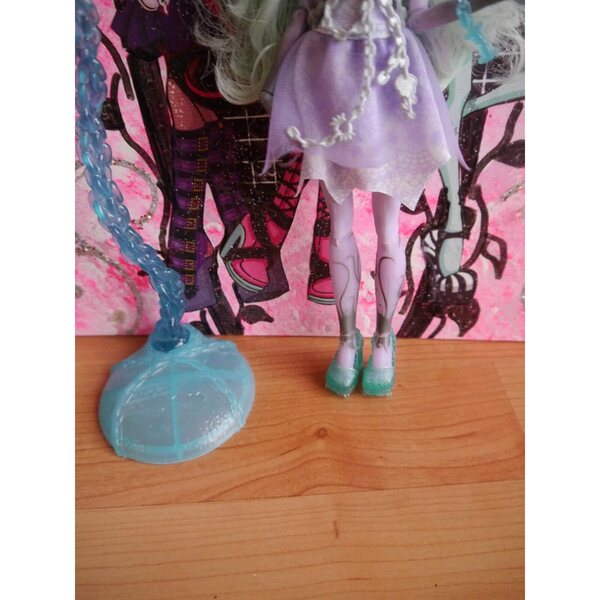 Bambola Monster High Twyla Haunted Getting Ghostly con accessori e supporto