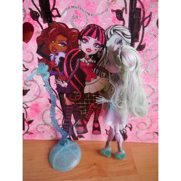 Bambola Monster High Twyla Haunted Getting Ghostly con accessori e supporto