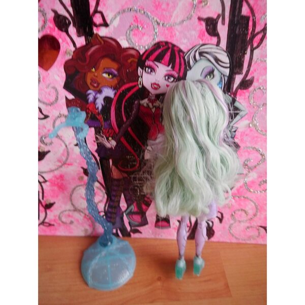Bambola Monster High Twyla Haunted Getting Ghostly con accessori e supporto