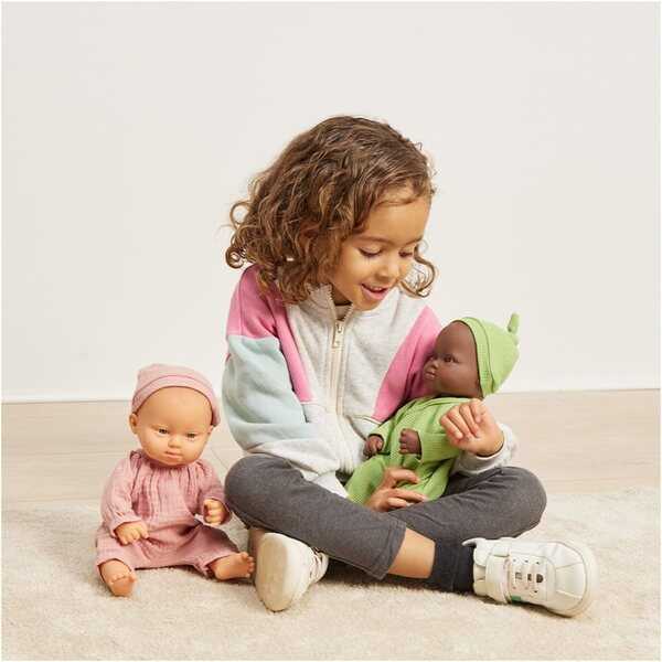 Kaukasische Babypuppe mit Down-Syndrom 32 cm – inklusive und realistisches Miniland