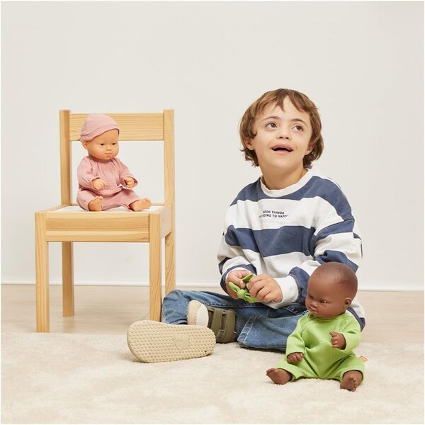 Kaukasische Babypuppe mit Down-Syndrom 32 cm – inklusive und realistisches Miniland
