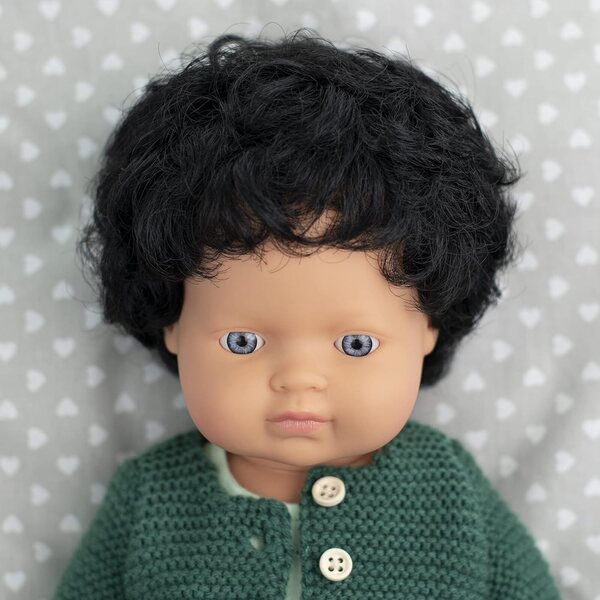 Miniland Kaukasische Jungenpuppe, 38 cm, schwarzes lockiges Haar, beweglich und duftend