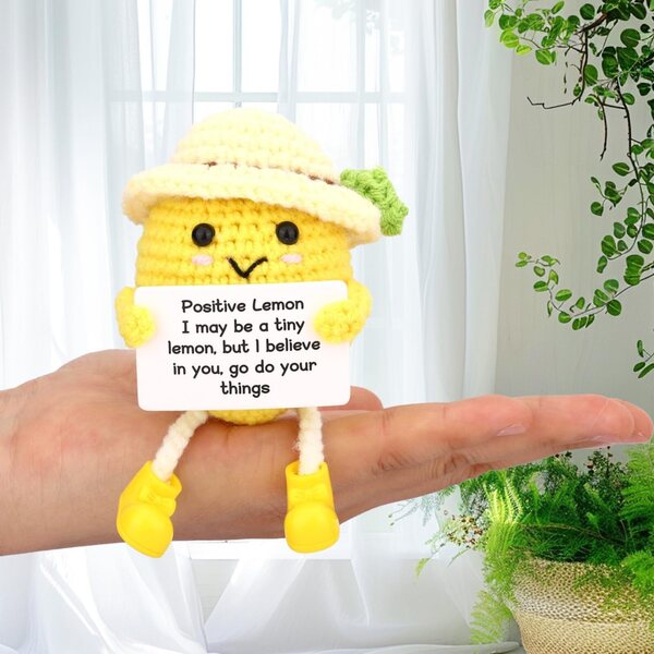 TOYMIS Positive Lemon aus Baumwolle 10x6,6 cm – Entzückende und inspirierende Häkelpuppe