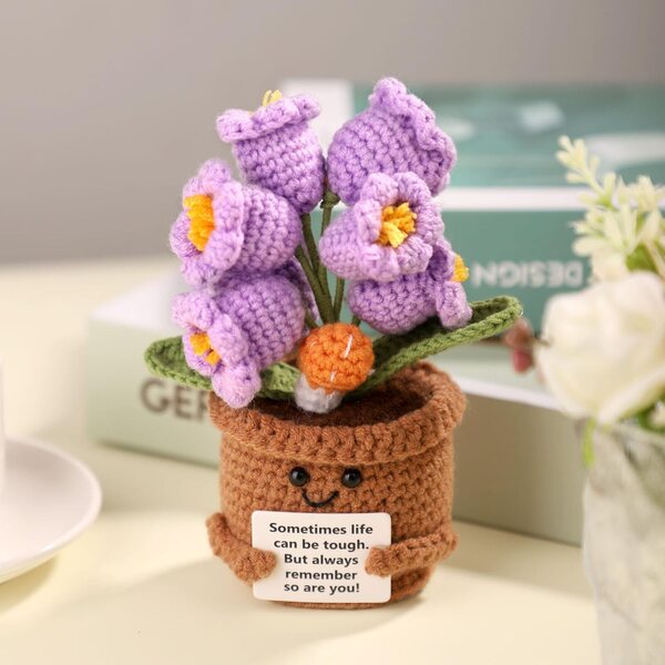 Positive Häkelblume aus mehrfarbiger Wolle mit dekorativer Vase 15x9x5 cm