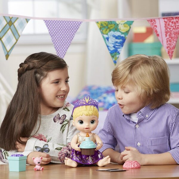 Baby Alive Geburtstagspuppe mit Cupcake, Tiara und Partyzubehör für Mädchen