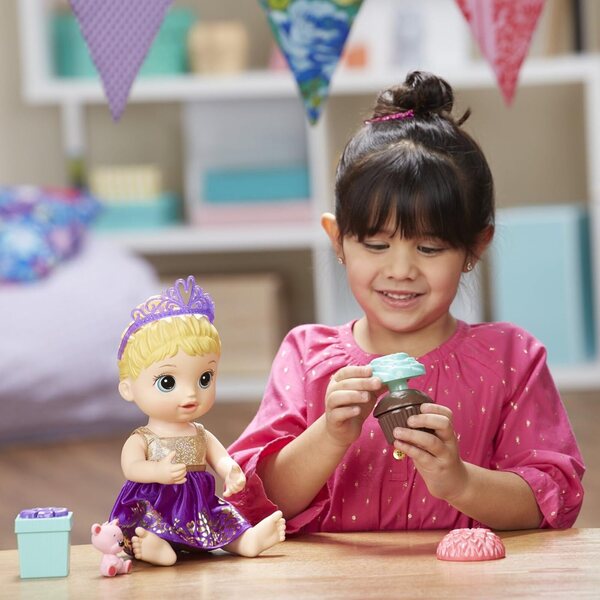Baby Alive Geburtstagspuppe mit Cupcake, Tiara und Partyzubehör für Mädchen
