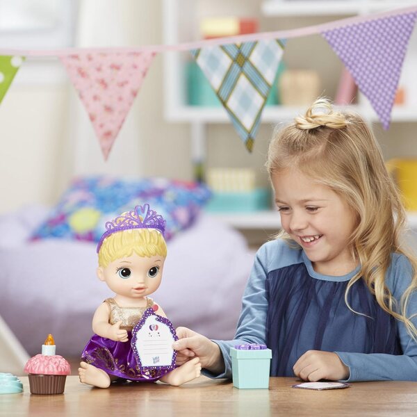 Baby Alive Geburtstagspuppe mit Cupcake, Tiara und Partyzubehör für Mädchen