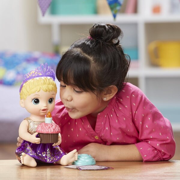 Baby Alive Geburtstagspuppe mit Cupcake, Tiara und Partyzubehör für Mädchen