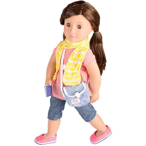 Bambola Reese OG 46 cm con vestito estivo e accessori per viaggi sostenibili