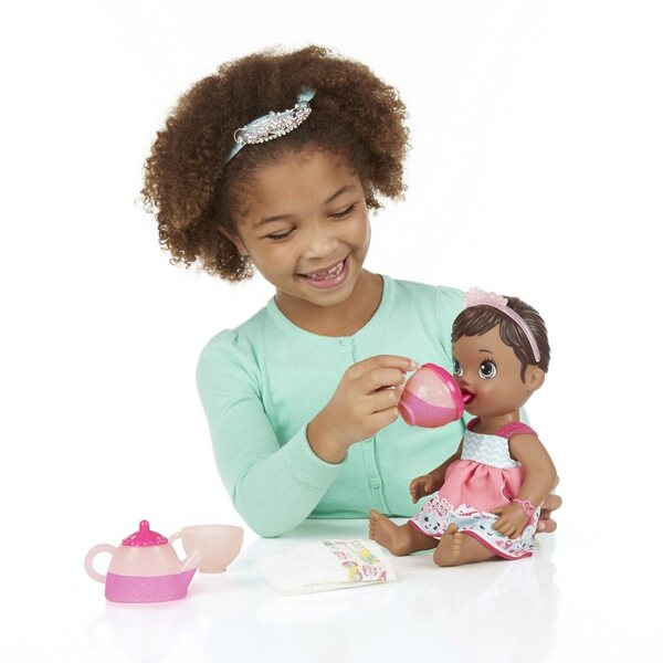 Baby Alive Lil' Sips Afroamerikanische Puppe mit Teeparty und komplettem Zubehör