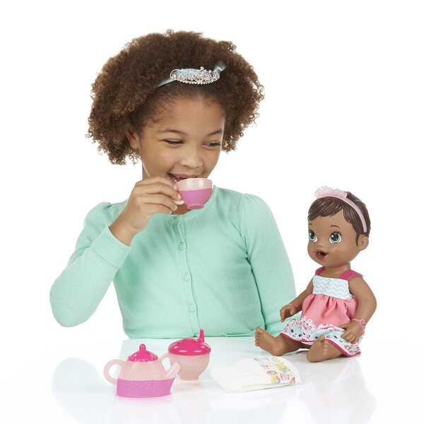 Baby Alive Lil' Sips Afroamerikanische Puppe mit Teeparty und komplettem Zubehör