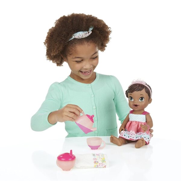 Baby Alive Lil' Sips Afroamerikanische Puppe mit Teeparty und komplettem Zubehör