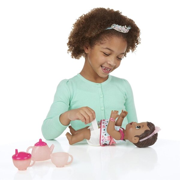 Baby Alive Lil' Sips Afroamerikanische Puppe mit Teeparty und komplettem Zubehör