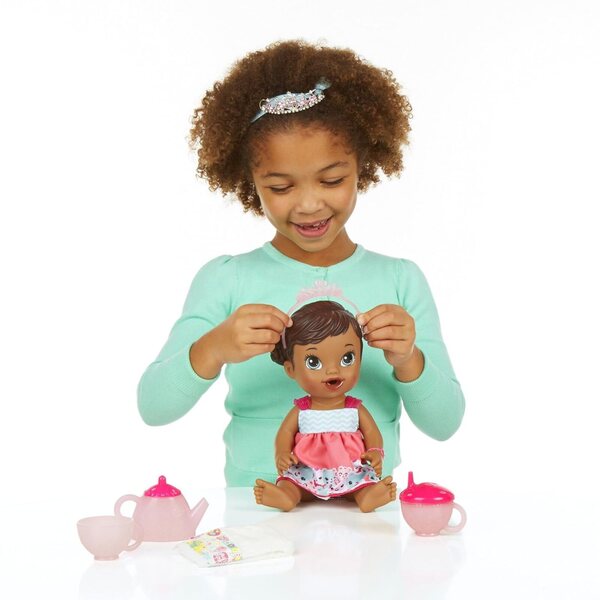 Baby Alive Lil' Sips Afroamerikanische Puppe mit Teeparty und komplettem Zubehör