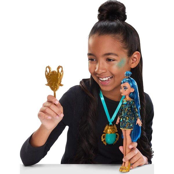 Monster High Cleo De Nile Bambola con Kit Golden Glam, Tatuaggi e Collana per Bambini