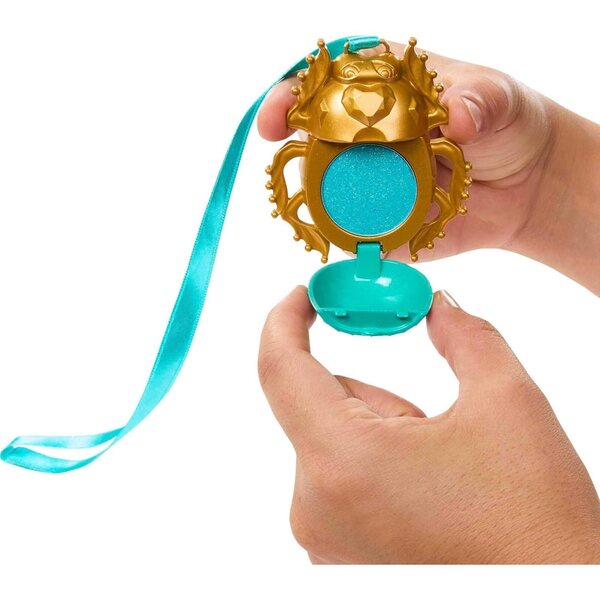 Monster High Cleo De Nile Bambola con Kit Golden Glam, Tatuaggi e Collana per Bambini