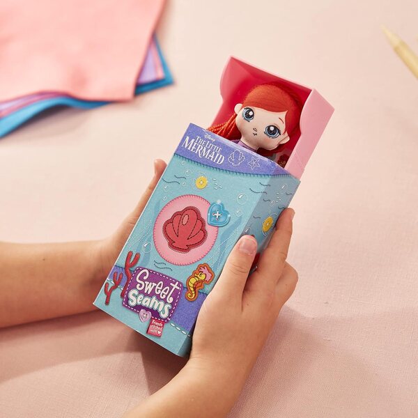 Disney Sweet Seams bambola di straccio 15 cm con accessori e storia da gioco