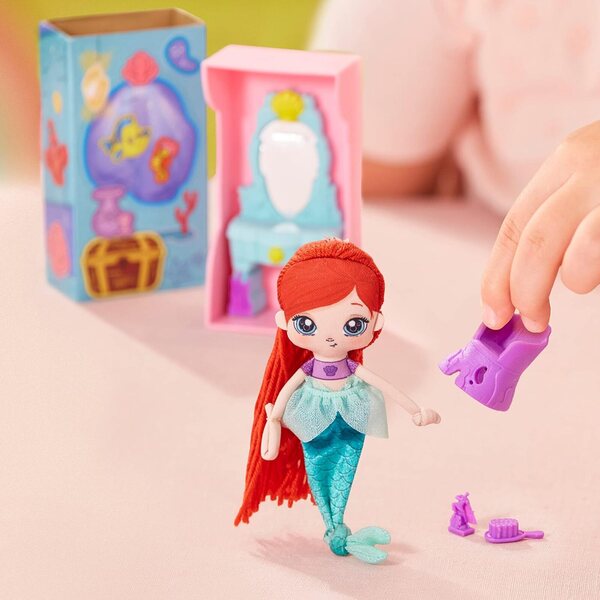 Disney Sweet Seams bambola di straccio 15 cm con accessori e storia da gioco