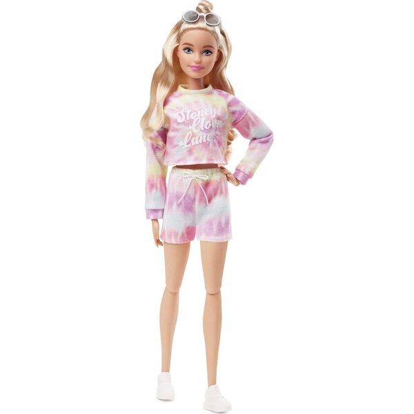 Barbie Signature Stoney Clover Lane mit Batikkleid und personalisierter rosa Reisetasche