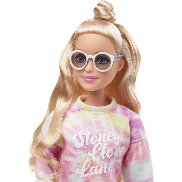 Barbie Signature Stoney Clover Lane mit Batikkleid und personalisierter rosa Reisetasche