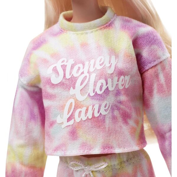 Barbie Signature Stoney Clover Lane mit Batikkleid und personalisierter rosa Reisetasche