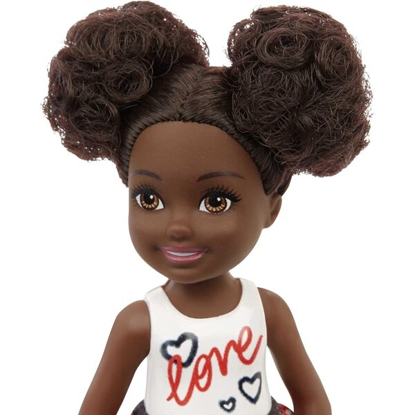 Bambola Chelsea Barbie 6 pollici con gonna rossa e accessori tema cuore