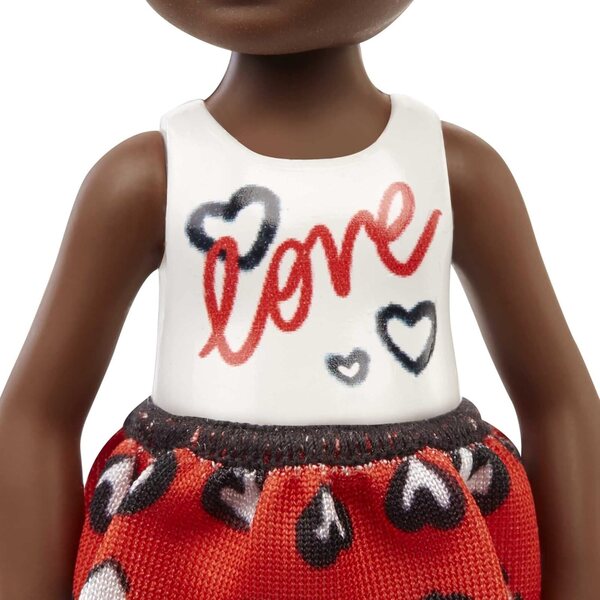 Bambola Chelsea Barbie 6 pollici con gonna rossa e accessori tema cuore