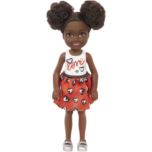 Bambola Chelsea Barbie 6 pollici con gonna rossa e accessori tema cuore