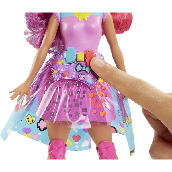 Barbie-Prinzessin aus dem Dating-Spiel mit hellem Rock und Rollschuhen