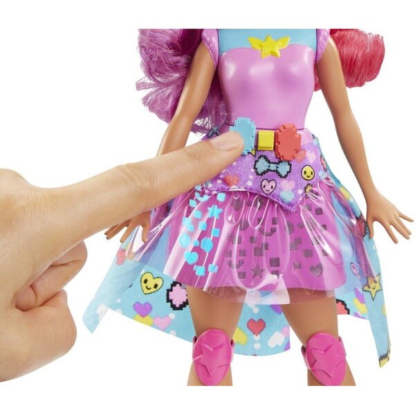 Barbie-Prinzessin aus dem Dating-Spiel mit hellem Rock und Rollschuhen