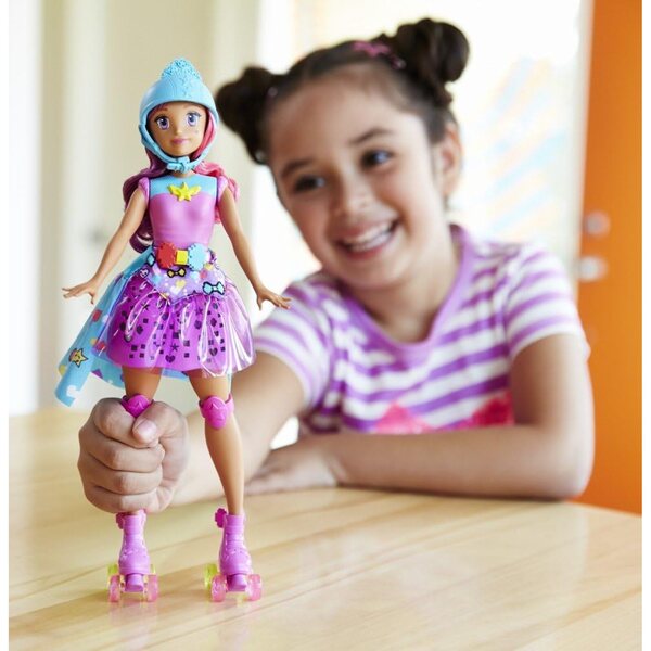 Barbie-Prinzessin aus dem Dating-Spiel mit hellem Rock und Rollschuhen
