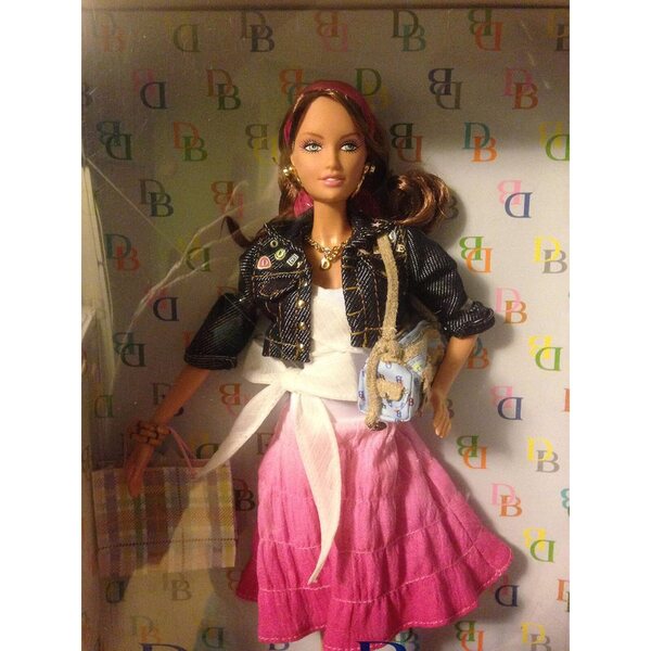 Barbie da collezione Dooney & Bourke con look bohémien e accessori firmati