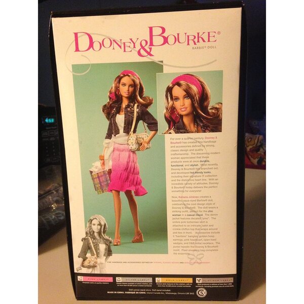 Barbie da collezione Dooney & Bourke con look bohémien e accessori firmati