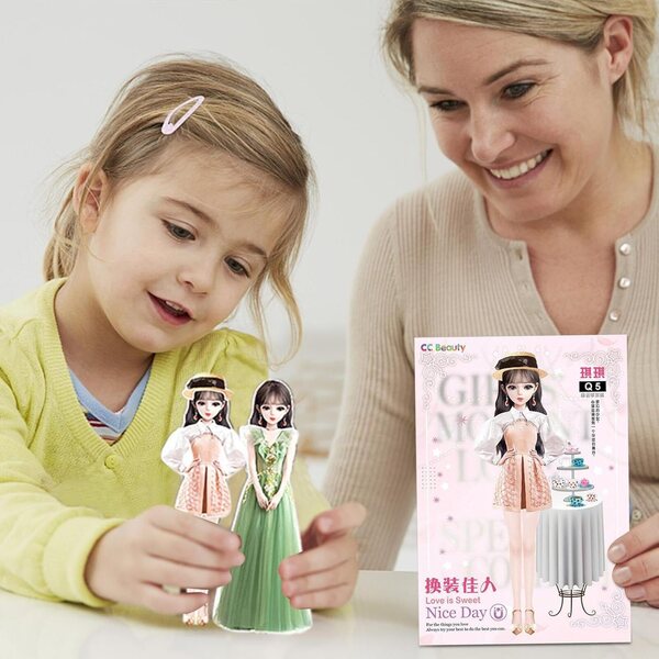Anziehspiele für magnetische Prinzessinnenpuppen: Tragbares Papierpuppenset